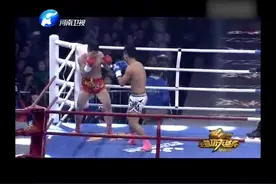 武林风：中韩拳王铁拳对攻互不后退，韩国帅小伙招架不住只能挨打视频封面