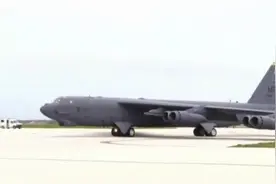 美军最强大三款战略轰炸机齐飞过天空，B1超音速B2隐形B52老兵视频封面