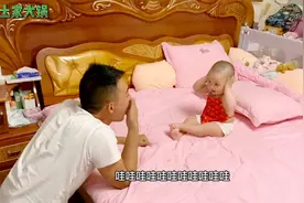 宝宝10个月了，开始模仿大人的各种动作，爸爸直夸女儿聪明视频封面