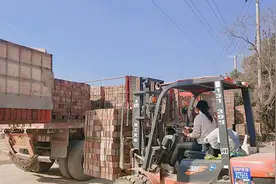 现在红砖厂捆包越捆越大。三吨的叉车。都快招架不住了。视频封面