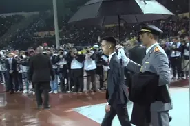侍从打伞，哈桑王子雨中，出席颁奖礼视频封面