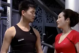 女富婆假装低血糖，约帅哥教练出去吃饭，没想到教练竟然答应了！视频封面