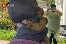 美国一女子穿河马充气服看望的母亲，与之紧紧相拥，网友：太甜了