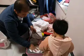 小伙为了回家用3000元把火车软卧4个位置全包了，为了孩子值了视频封面