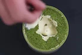 抹茶提拉米苏的制作过程。好精致，都不舍得下口！视频封面
