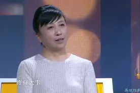 女子当保姆，却照顾瘫痪男子数年，直言：以为他几年就没了视频封面
