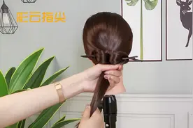 中长发妈妈看这里，简单日常的贵妇发型，搭配连身裙，美哭了