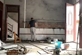小伙贴墙砖，把瓷砖贴好了，用沙子水泥瓷砖胶一起搅拌在灌进去视频封面