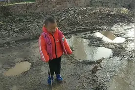 农村孩子就是好养，一坑水都能玩一下午，宝妈气的一脸无奈。