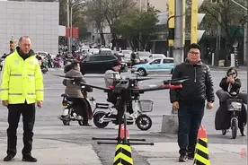 你若违章，当心天上！实拍济南交警空中无人机自动巡逻视频封面