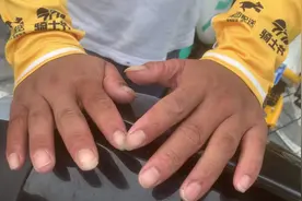 外卖骑手：烈日下与时间赛跑 热浪中为顾客送餐图片