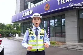 【心大！危险！7岁孩子半个身子钻出天窗！】图片
