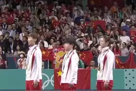 升国旗！国乒女团五连冠 全场高唱《义勇军进行曲》图片