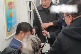 一老年人因为长时间没有人给他让座 便要求年轻人让座 因态度口气不善遭拒绝 老年人不依不饶揪住衣领开始发飙图片